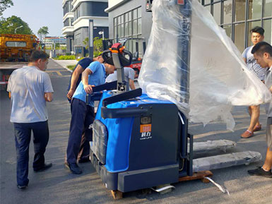 科力電動堆高車進行裝卸、堆高、堆垛和短距離運輸作業(yè)