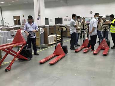 電動(dòng)高升程搬運(yùn)車(chē)交付使用，感謝廠家羅總親自跟客戶講解操作方法！