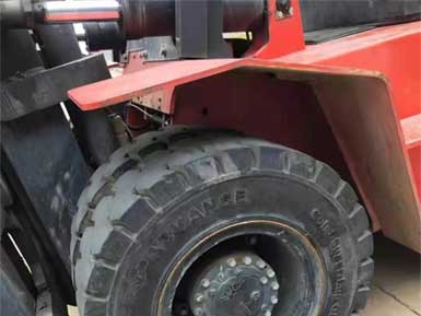 前進(jìn)實(shí)心輪胎825-15，6條實(shí)心輪胎已全部安裝到叉車上